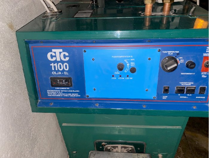 CTC 1100 värmepump för olja-el utan display, med CTC-logotyp och reglage för temperatureinställningar.