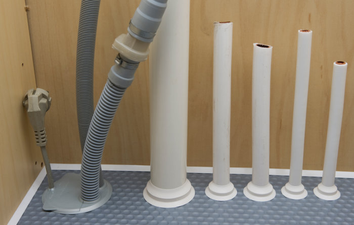 Olika typer av rör och rörgenomföringar installeras på en vägg och golv med Stosett-systemet.