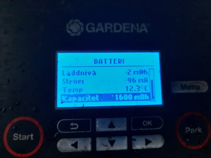 Display på en Gardena-maskin som visar batteristatus med ovanlig negativ laddningsvärde "-2 mAh".