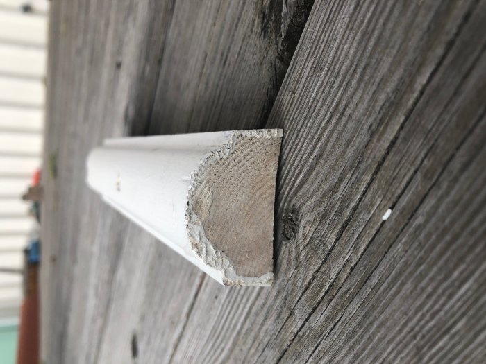 Hattläkt i profil fastsatt mot vägg, använd i byggprojekt från 1998, söker motsvarande modell.