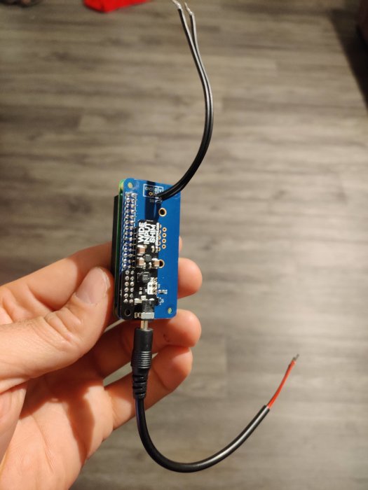 Hand håller en nylödd Raspberry Pi-kort som tänks användas i värmepump.