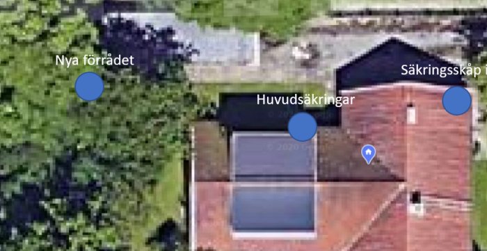 Luftbild av en fastighet med markerade platser för ett nytillkommande förråd, befintliga huvudsäkringar och säkringsskåp.