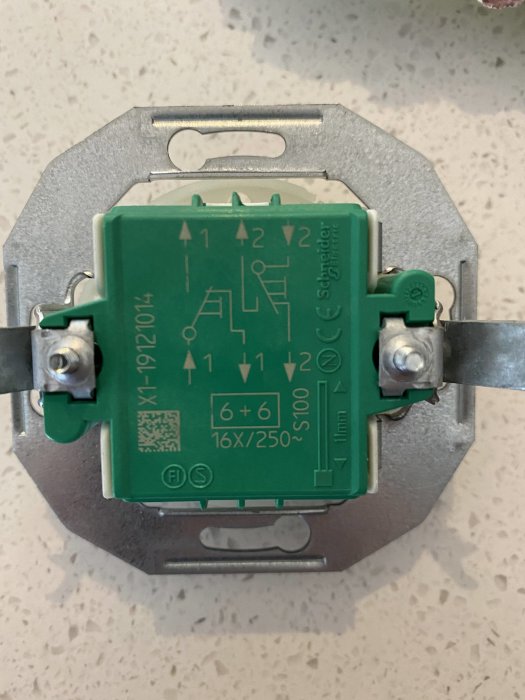 Elbrytare utan L1 N märkning, med siffror och schematisk representation för installation.