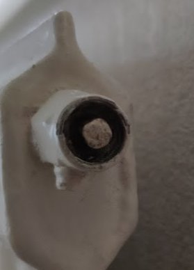 En sliten luftventil på en radiator med rundad avslitning som inte matchar vanliga elementnycklar.