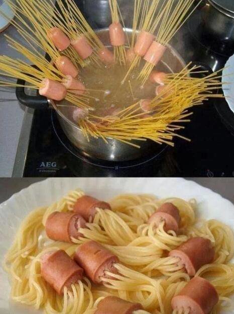 Spaghetti träs igenom wienerkorvbitar som kokas, följt av det färdiga resultatet med korv och pasta.