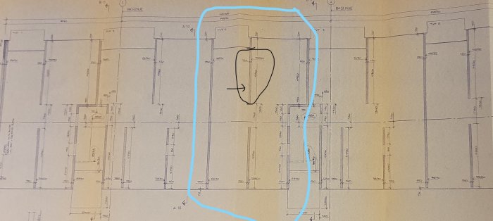 Ritning av en bostadsplan med markerad bärande vägg där användning av kolfiberremsa är planerad.