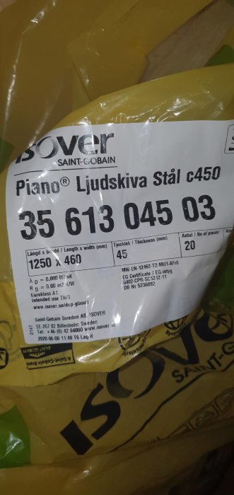 Etikett på en ISOVER ljudisoleringsplatta, misstaget använd i en kallvindsisolering.