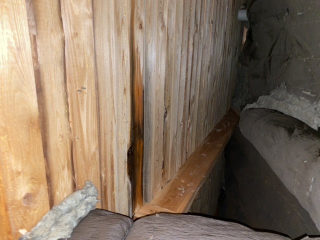 Vattenläckage på träplank och isolering i hus byggt 1967, synliga fuktskador och droppspår.