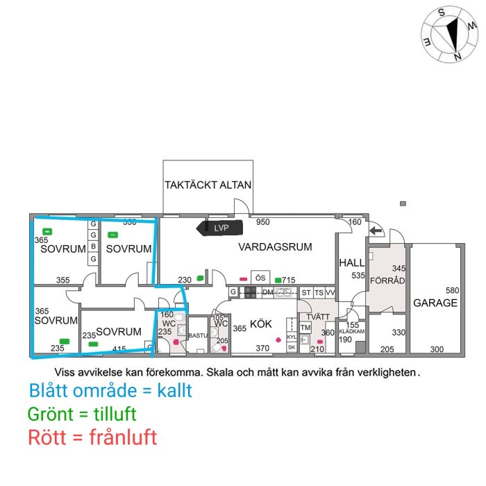 Ritning av enplanshus med markerade områden för kall luft i blått och värmeventilationssystem i grönt och rött.