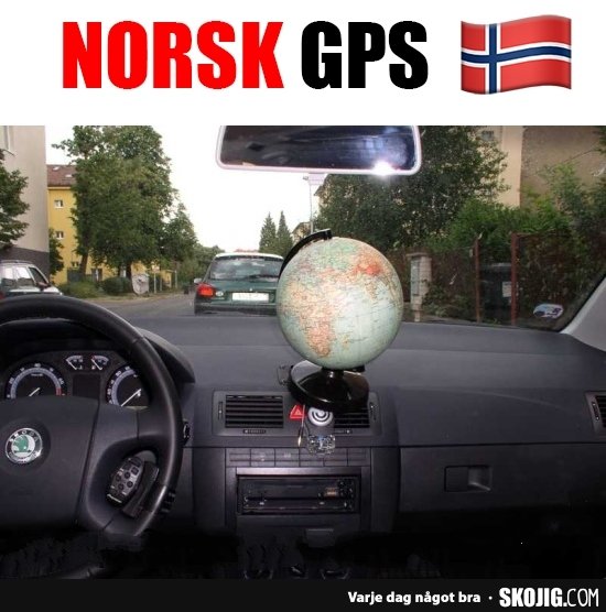 Glob monterad på bilens instrumentpanel med texten "NORSK GPS" och en norsk flagga, skämtsamt föreställande en GPS-enhet.