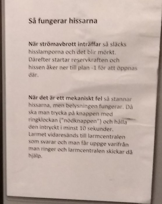 Informationsblad i en hiss som förklarar åtgärder vid strömavbrott och mekaniskt fel.