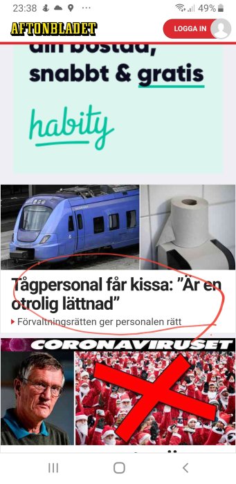 Blått passagerartåg vid perrong och en toalettpappersrulle på en hållare.