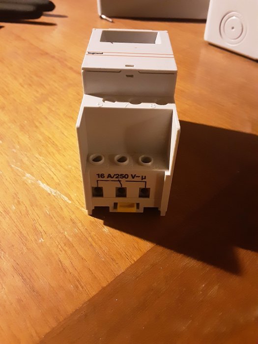 Eluttag från Legrand på träbord med specifikationer 16 A/250 V synliga.