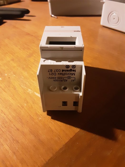 Eluttag delar på träbord, liknande det i exemplen.