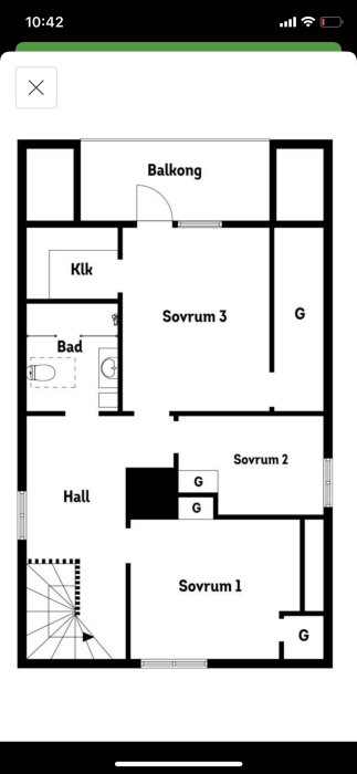 Ritning av övervåningen i ett hus med tre sovrum, badrum, hall och balkong.