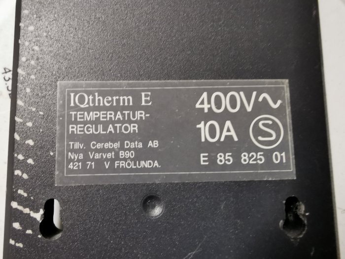 Etikett på en IQtherm E temperaturregulator visar information om spänning (400V), ström (10A) och tillverkare.
