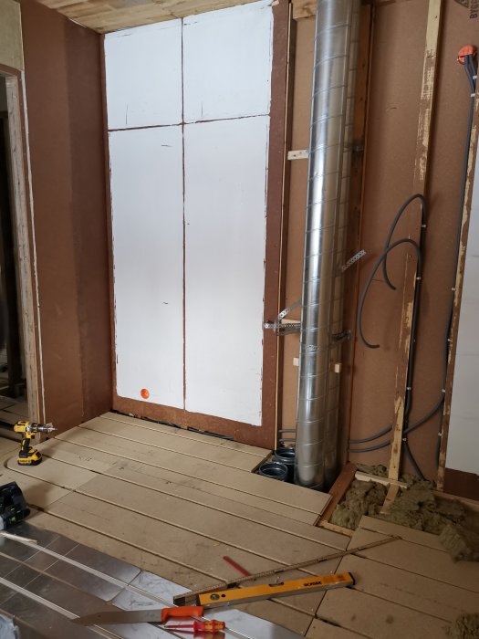 Renoveringsarbete i barnrum med ofärdigt golv och exponerad ventilation.