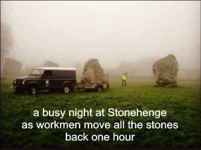 Jeep med släpvagn och arbetare vid stora stenar i dimma, humoristisk text om Stonehenge.