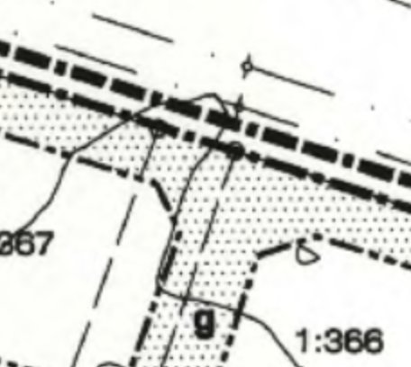 Utsnitt av ritning som visar planerad väg med avfasningar norr om fastigheter, indikerad med "g".