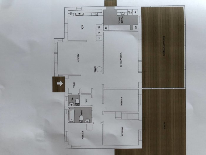 Ritning av enplanshus med markerat vindutrymme för planerad ombyggnad till lekrum och förvaring.