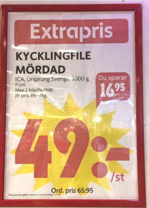 Reklamskylt med erbjudande om extrapris på kycklingfilé märkt "MÖRDAD", prisfel antyder humoristisk tanke.