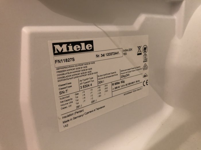 Typskylt på en Miele frys med modell- och serienummer, men ingen synlig fläkt.
