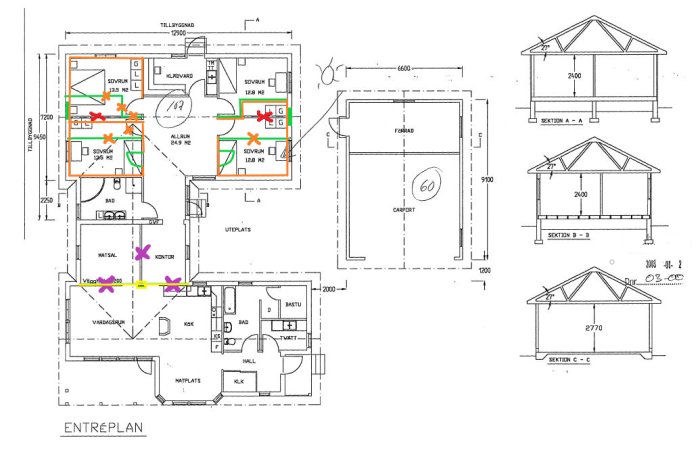 Arkitektritning av enplanshus med ändringar markerade; röda kryss för väggar som ska bort och gula för nya balkar.