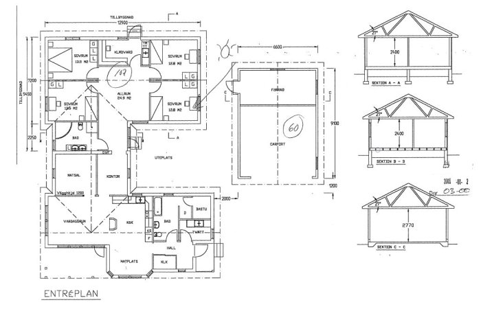 Planritning av ett 1-plans trähus som illustrerar befintliga och framtida planlösningsändringar, inklusive väggmodifieringar.