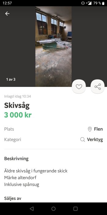 Äldre skivsåg i arbetsrum med fönster och betonggolv, till salu för 3000 kr.