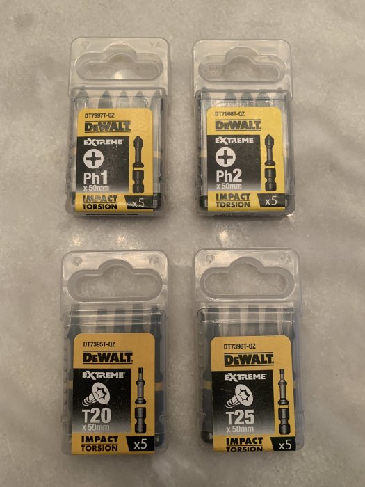 Fyra förpackningar med DeWALT Extreme Impact Torsion bits i storlekarna Ph1, Ph2, T20 och T25.