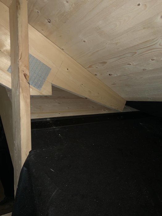 Takstomme i lösvirkesbygge med råspont och takpapp, detalj av takkupa och anslutning.