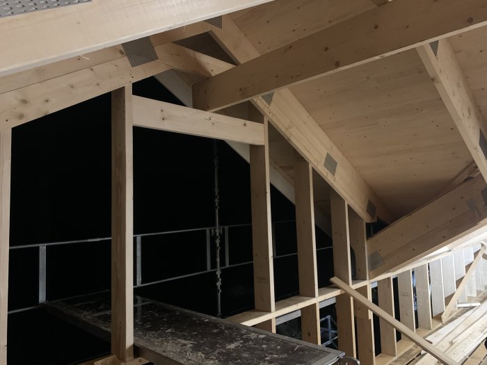 Konstruktion av takstomme och takkupa med synliga reglar och råspont.