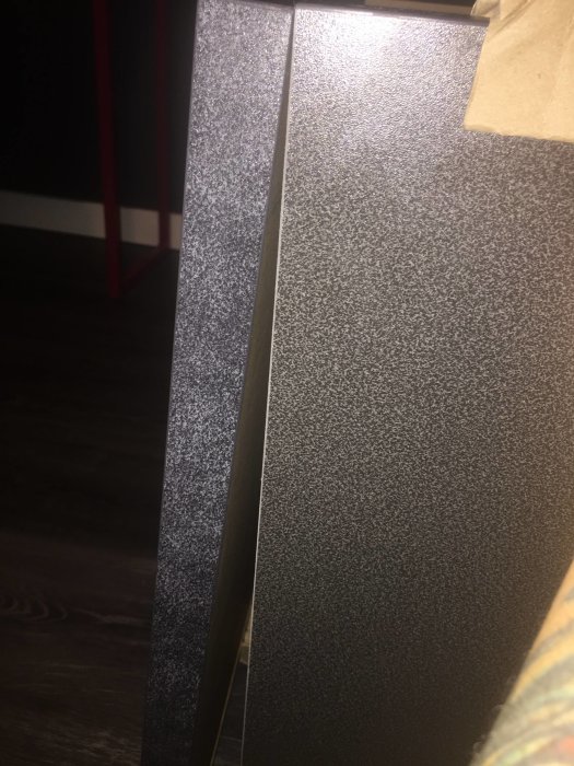 Bänkskiva och kantsida av EKBACKEN laminat med synliga färg- och mönsterskillnader.