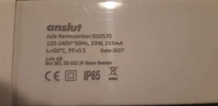 Etikett på LED-armatur med tekniska specifikationer och IP65-klassning, från Jula.