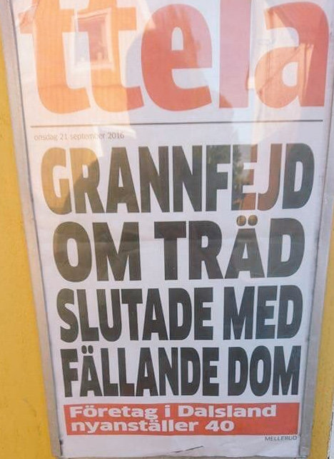 Affisch med tidningsrubrik "Grannfejd om träd slutade med fällande dom".