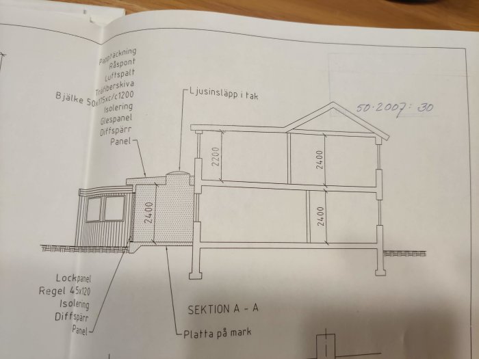 Sektion A av byggnadsritning som visar husets konstruktion, isolering och mått.