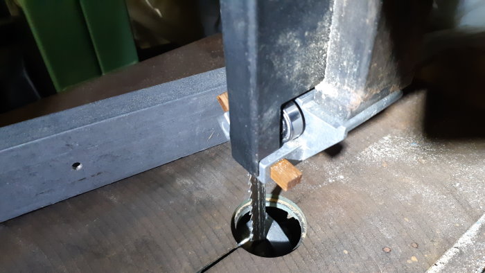 Nyrenoverad såg med SKF-lager sågar genom en ekkloss utan bordsinlägg.