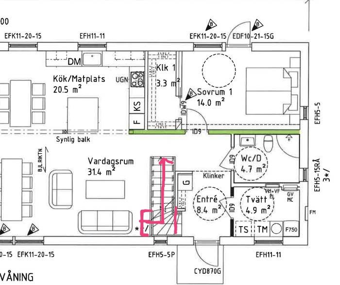 Husritning som visar trappans placering i förhållande till vardagsrum och närhet till soffan.