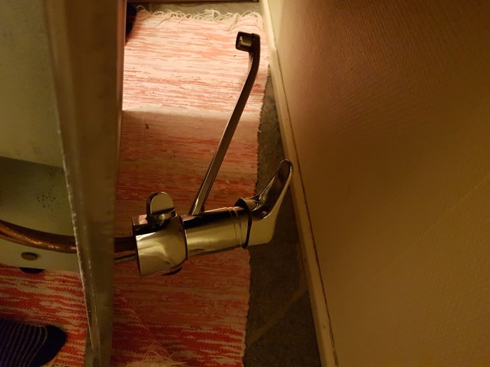 Morablandare fast under diskbänk med kopparrör och mutter som inte går igenom hålet i plåten.