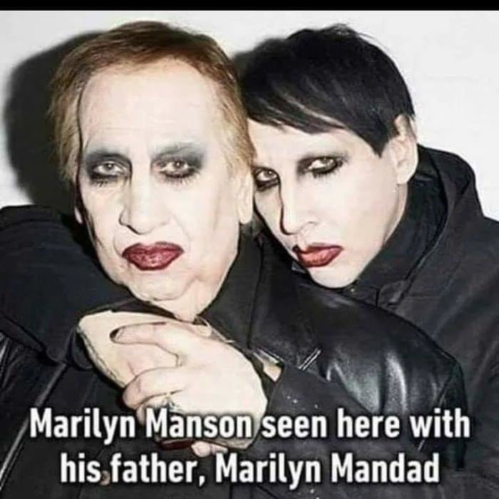 Två personer med mörk make-up och svarta kläder, en med text hänvisande till Marilyn Manson och hans "far".