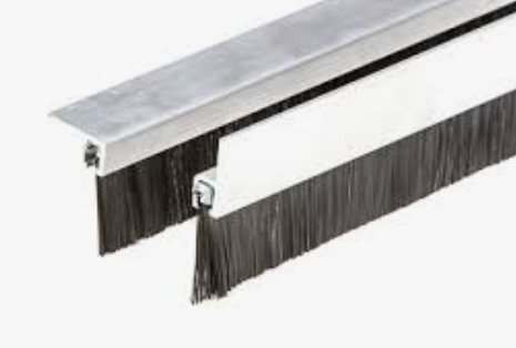 Aluminiumskena med monterad borstlist mot vit bakgrund.