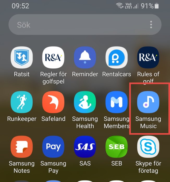 Samsung Music-appikonen med musiknotssymbol, markerad med röd ram på en smartphone-skärm.