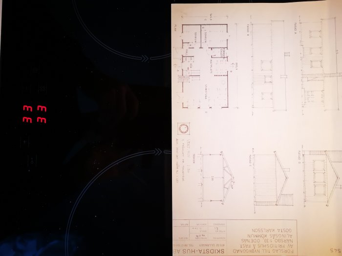Arkitektonisk ritning av en byggnad med planvy och fasader.