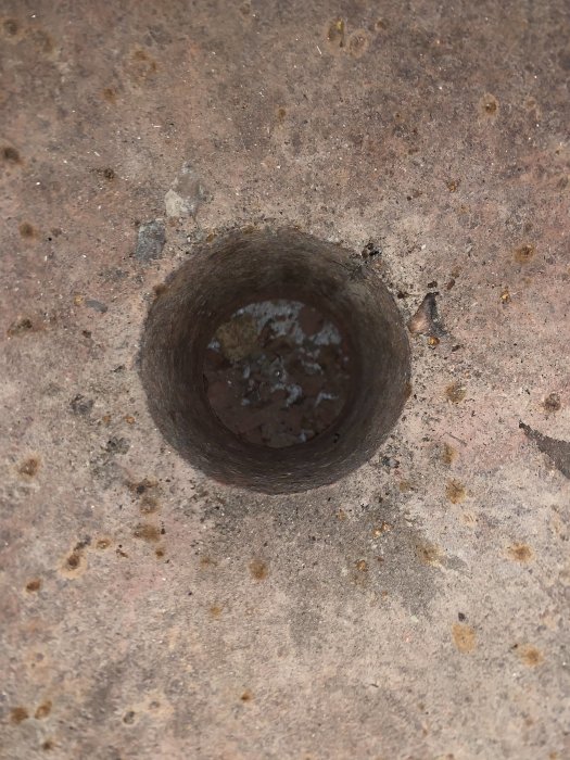 Översikt av en oanvänd dagvattenbrunn med synliga mått, redo för tillfällig pluggning.