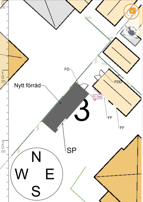 Situationsplan för ett byggprojekt med nytt förråd och befintliga byggnader, noteringar för fönster och dörrar.