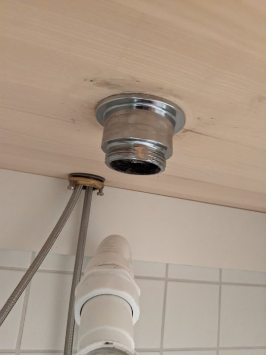 Vattenlås utan synliga skruvar monterat under diskho med rörtångs greppmöjlighet undertill.
