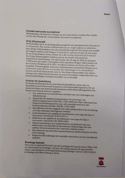 Närbild av ett officiellt dokument med text om tillsynsavgift och kriterier för ljudmätning från en myndighet.