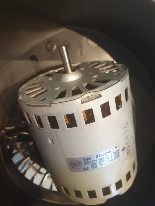 Demonterad motor från en köksfläkt Thermex Optica 660 med tydlig etikett och utan filter.