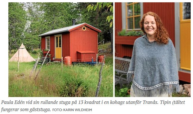 Kvinna står bredvid sitt rullande tiny house på 13 kvadratmeter med tipi-tält i bakgrunden.