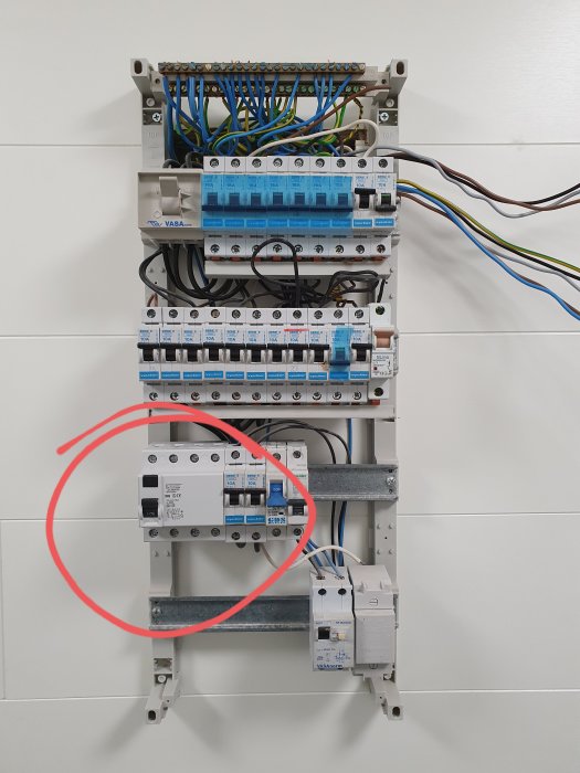 Elcentral med kretsbrytare och en markerad Jordfelsbrytare (JFB) omgiven av en röd cirkel.